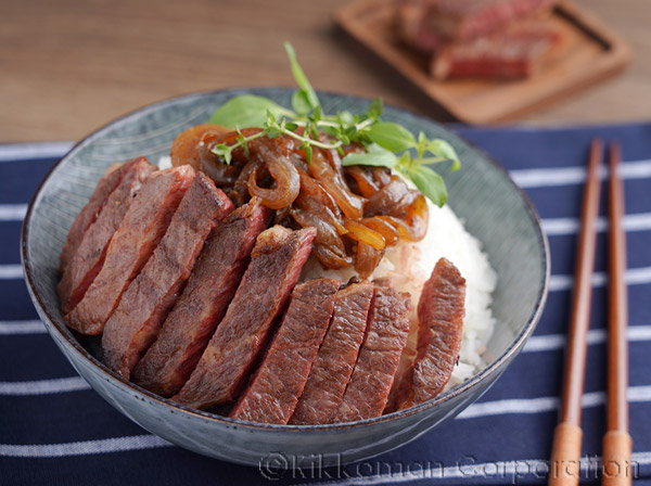 使用万字酱油的东京牛肉丼