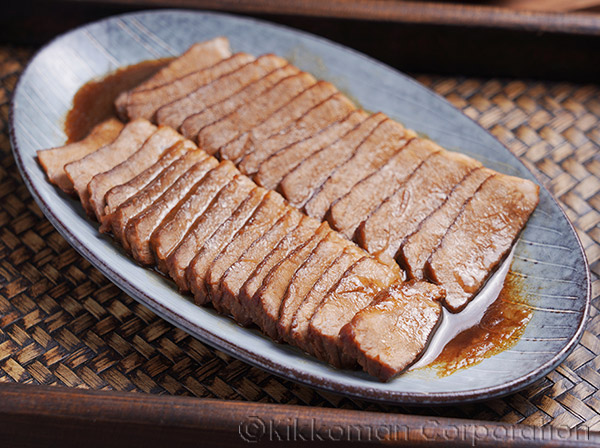  酱油腌鸡蛋的汁煮猪肉